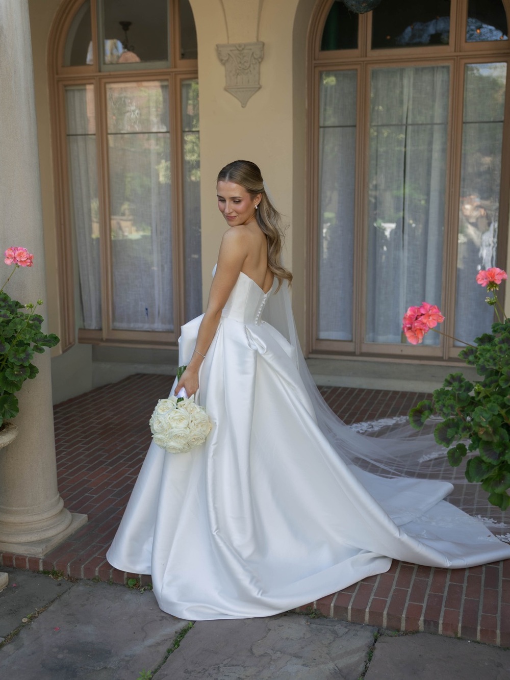 Vera Wang Elegant White Strapless Ball Gown Dress - Picture 4 of 6